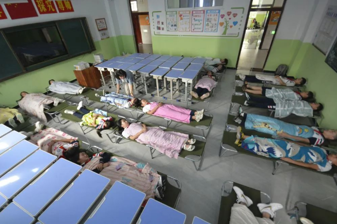 河北邯郸：“趴着睡”升级为“躺着睡” 满足学生午休需求